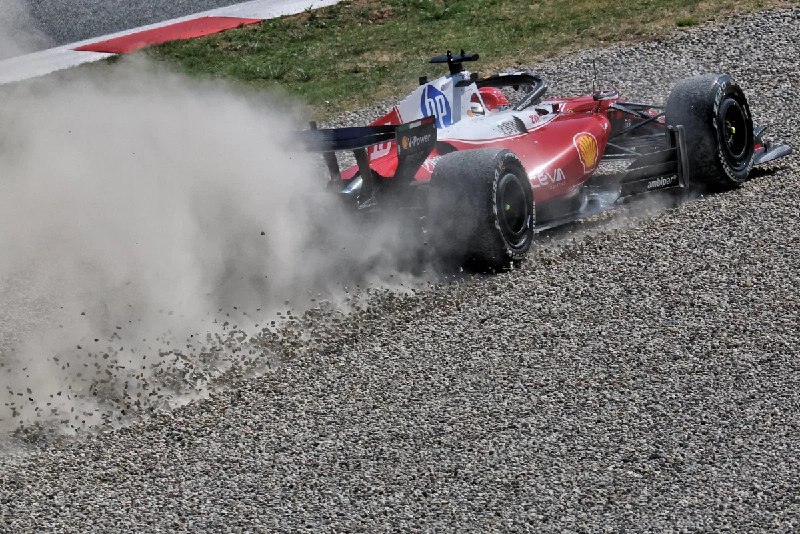 Ferrari снова подвела Леклера в самый важный момент. По данным иностранных СМИ,