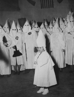 A child is being indoctrinated into the KKK in Macon, Georgia, 1946 @pfff_histo...