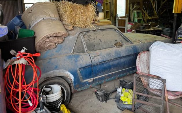 💥 Модульные чудеса 1960‑х: 1965‑й Ford Mustang, “пойманный под синим покровом”С