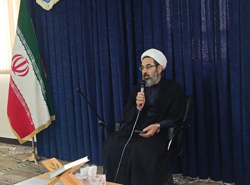 اسلام آبادخبر: تأکید امام جمعه اسلامآبادغرب بر خدمترسانی بیشتر به مردم در هفته دولت🔹همزمان با آغاز هفته دولت، جمعی از مدیران، مسئولان