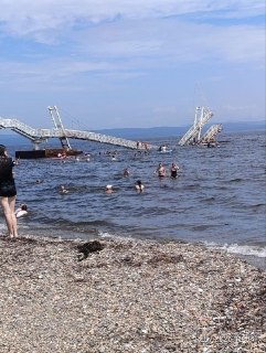 Четыре человека пострадали при обрушении моста на пляже в ПриморьеЧасть пешеходного моста обрушилась в акваторию бухты Муравьиная в приморском Артеме. В этот момент, по словам очевидцев, с него ныряли в море дети. Как сообщил мэр Артема Вячеслав Квон, пост