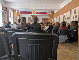 До 55 выросло число задержанных у Верховного судаОб этом сообщил глава московского «Яблока» Кирилл Гончаров. По его словам, группу из 20 человек везут в ОВД Пресня. Ранее две другие группы задержанных увезли в ОВД Хамовники и Арбат.«Агентство» ранее отмеча