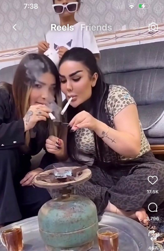 توییتر فارسی: خجالت بکشید دیگه کرهخرهای نفهم آخه جلوی بچه؟ افتخار داره تریاک کشیدن ازش تولید محتوا میکنید؟ خاک عالم بر سرتون کنن اینا
