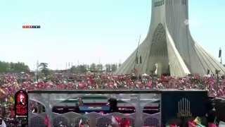 🎦 במקביל; המכונית שנשאה את גופת מנהיג המהפכה ההרוג הגיעה לכיכר השחרור