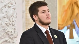 18-летнему Адаму Кадырову присвоили звание Героя Чечни, рассказал председатель правительства республики Магомед Даудов. По словам Даудова, Рамзан Кадыров присвоил звание своему сыну «за выдающиеся заслуги перед государством, беззаветное служение народу, ак