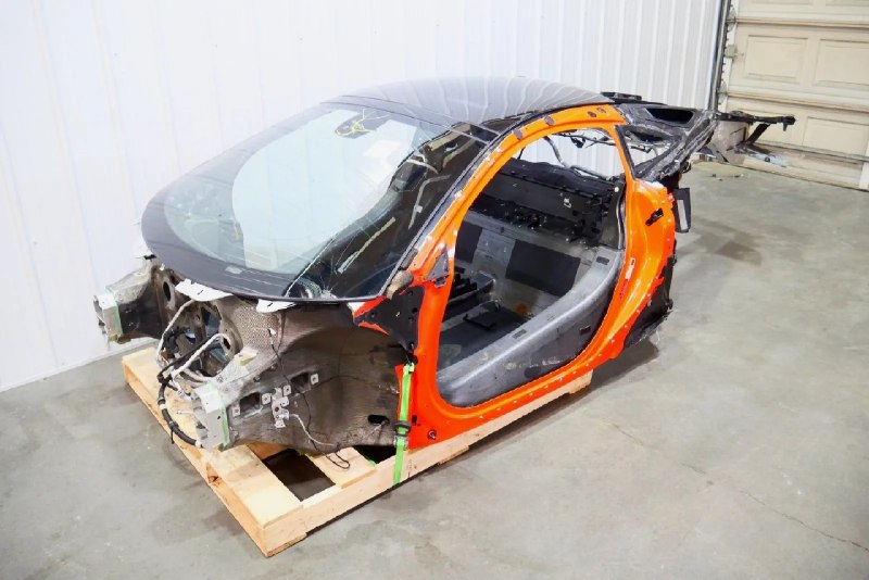 Уже давно не секрет, что суперкары McLaren славится своими лёгкими и прочными углеродными кузовами.  4