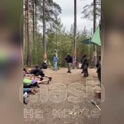 Лицом в пол лежат участники леворадикального закрытого музфеста в Ленобласти — силовики устроили рейд, задержали около 100 человек и ищут наркотики.Место проведения организаторы традиционно держали в секрете и сообщили участникам всего за сутки до начала. 