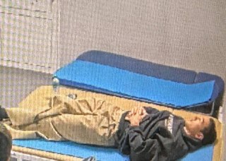 Нурлан Сабуров отказался от бесплатной депортации в Дубай — из-за обязательного условия лететь в наручниках. И сам купил билет в Казахстан.По данным Mash, Сабуров прилетел из ОАЭ бизнес-классом. После ситуации на паспортном контроле комик несколько раз спр