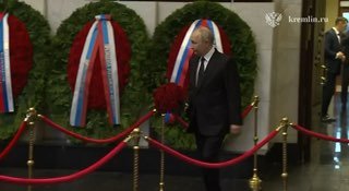 Владимир Путин простился с экс-министром обороны Сергеем Ивановым.Иванов занимал пост главы оборонного ведомства с 2001 до 2007 года. Помимо этого — был руководителем администрации президента России. В последние годы жизни он являлся почётным президентом Е