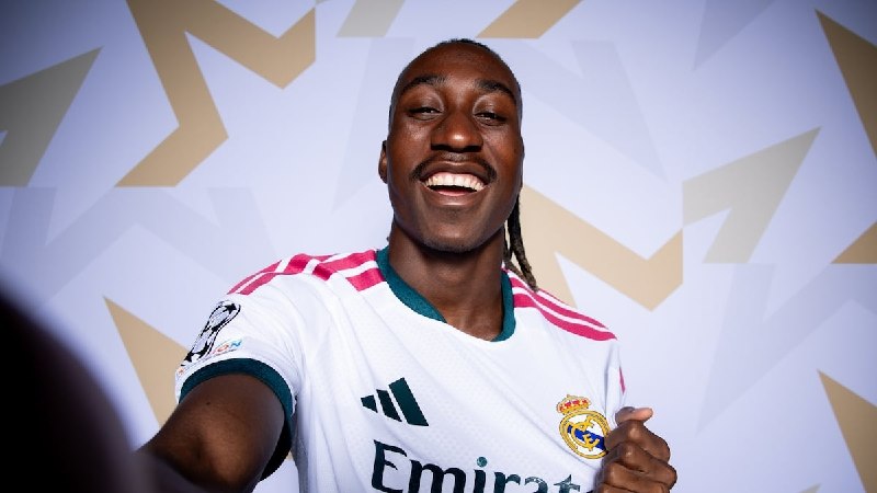 REAL MADRID PAGE: 🗣یان دیومانده:❓چه پیامی برای هواداران رئال مادرید داری؟➕«(با خنده) راستش یکم خجالتیام. فقط اینکه از جونم برای این باشگا