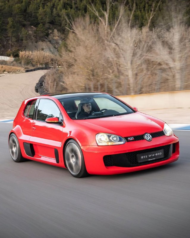 Volkswagen демонстрирует трио старых концепт-каров Golf: W-12, концепт-кар Design и родстер. Все они 7