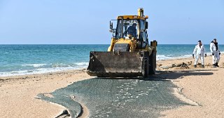 💦 Пляжи Анапы уже не те. Сначала их залили мазутом. А теперь восстанавливают, заваливая глиной. Это такой «эксперимент»Привезенный на пляжи Витязево карьерный песок имеет большую глинистую составляющую. Возникли предположения, что при каждом ударе прибоя н