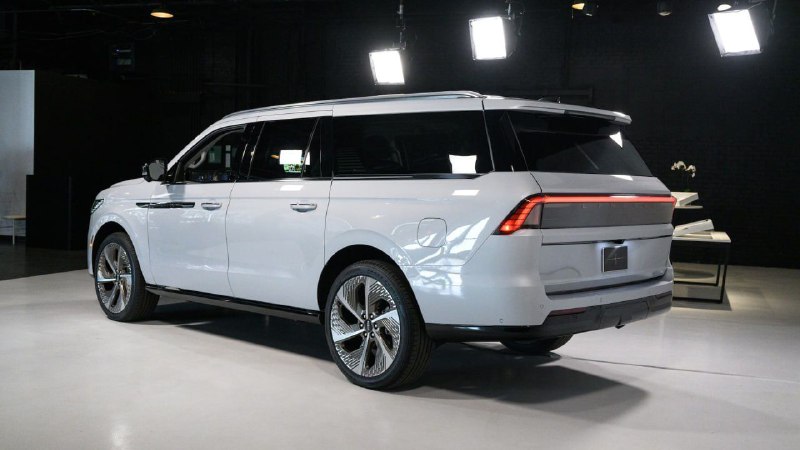 В США начали принимать заказы на обновленный Lincoln Navigator 2
