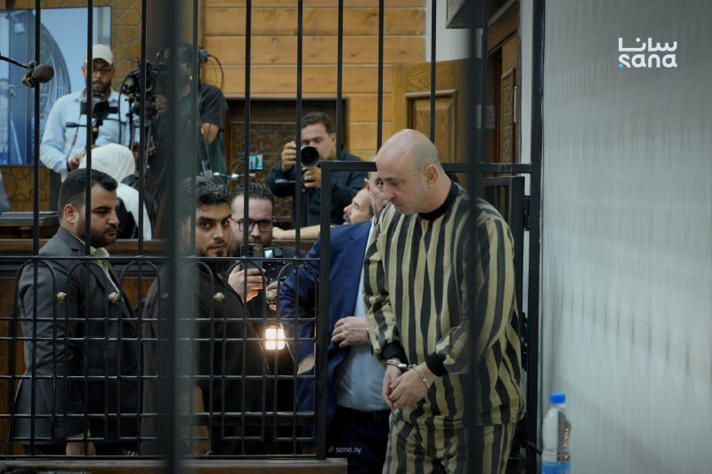 جهان تسنیم: دادگاه حکومت جولانی پسرعموی بشار اسد را به اعدام محکوم کرد🔹دادگاه جنایی دولت جولانی صبح امروز «وسیم الاسد»، پسرعموی بشار