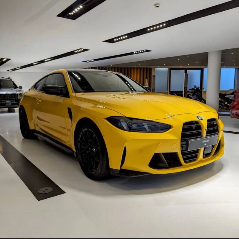 Новая M4 уже в автосалонах Европы. Данный аппарат в цвете Yellow Speed 3