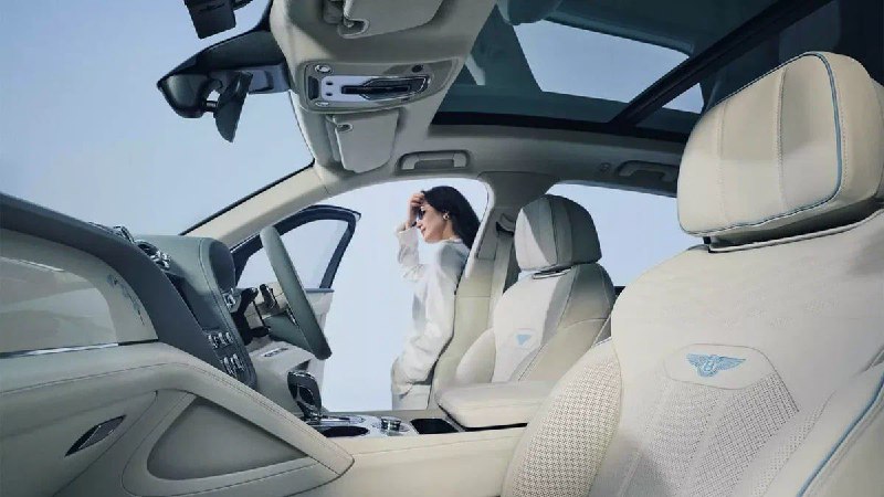 Bentley представила «свадебную» версию Bentayga — лимитированную Something Blue Collection для Япони 2