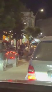🏴󠁧󠁢󠁳󠁣󠁴󠁿 Disturbing video from #Glasgow shows a group of men attacking a older Scotsman in broad daylight while crowds just stand by and film.