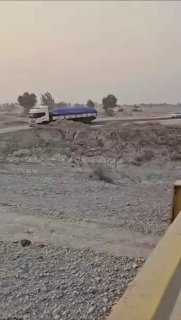 — 🇮🇷 חדש: באתר של גשר שהופצץ באיראן, פשוט נבנו כבישים חדשים על אפיק הנהר היבש, והתנועה נמשכת כרגיל