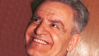 Десять лет назад умер Фазиль Абдулович Искандер (1929 —2016). Совесть Дарвина великие старанья, Эволюции всемирная волна. Если жизнь — борьба за выживанье, Совесть абсолютно не нужна. Верю я — в картине мирозданья Человек — особая статья. Если жизнь — борь
