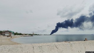 На нефтебазе в Феодосии после атаки беспилотников начался пожар, пишет «Крым.Реалии».Местные власти об атаке не сообщали.