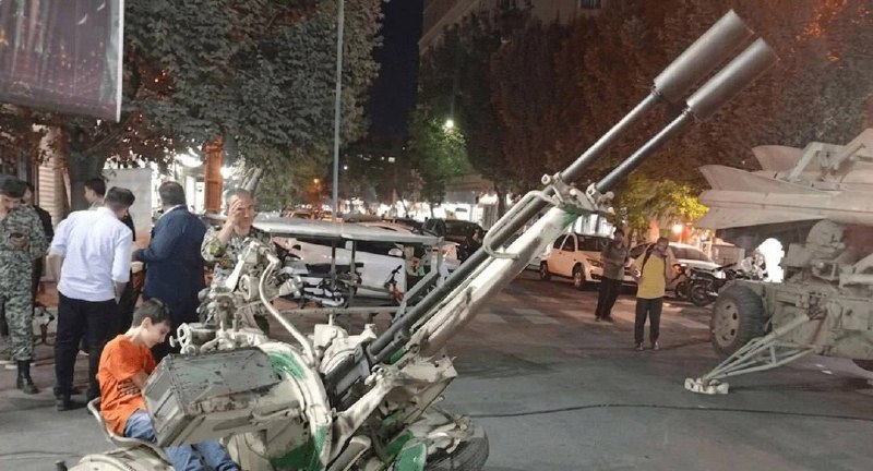האומה האיראנית המכובדת חוגגת את יום ההגנה האווירית האירנית ומציגה מערכות הגנה אווירית בטהרן.