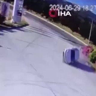 Лихая автоледи случайно перевернула автомобиль и на крыше доехала до заправки в 