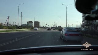 עמיתי מפיקוח התעבורה הממלכתי של משרד הפנים ברפובליקה של אדיגיאה נאלץ להחזיק במכונית כמה מאות מטרים בזמן שנע…