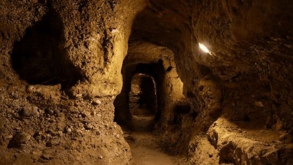 اخبار اصفهان: هزاران سال تاریخ در طبقات پنهان یک شهر زیرزمینی🔹در ایران، بعضی شهرها زیر آفتاب ساخته شدند و بعضی دیگر در تاریکی، در دل خ