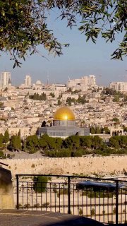 صورة من المسجد الأقصى تظهر قبته الذهبية