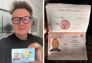 Вокалист-иноагент панк-рок группы "Тараканы" Дмитрий Спирин анонсировал постраничную продажу своего российского паспорта. После того, как получил гражданство Аргентины.Стартовая цена — $50 или 3,9 тысяч рублей за страницу. Всего их 20. Вырученные деньги хо