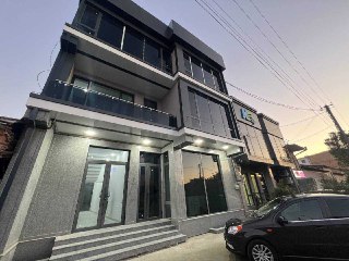 Отдельностоящее здание в Яккасарайском районе вдоль дороги