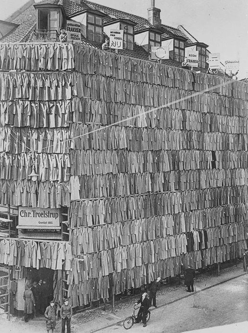 През 1936 г. датският клоун Кристиан Тролструп покрива пететажната си сграда с палта, за да привлече купувачите. Знаеше ли? - Да