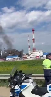 На Солнечногорской наливной станции в Подмосковье произошел пожар после атаки беспилотников, очевидец прислал видео @varlamov_news.Станция предназначена для приема, хранения и распределения нефтепродуктов.