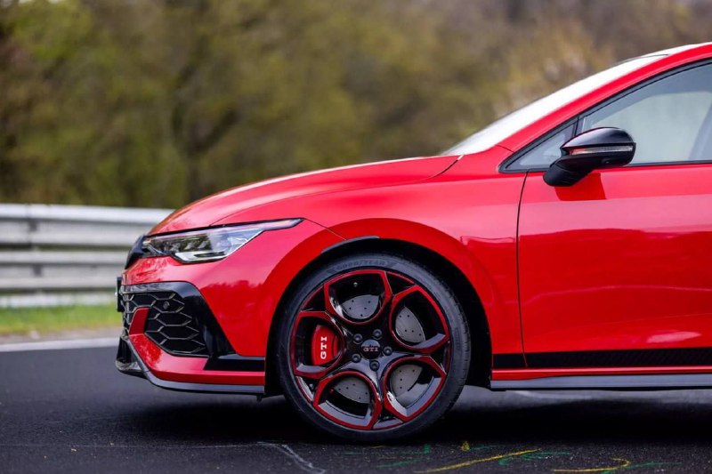 Volkswagen отметил 50-летие модели GTI выпуском юбилейной версии — Golf GTI Edition 50. 3