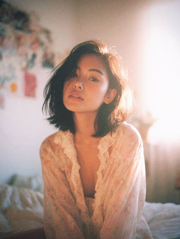 将 karin 复杂的人物情绪转化为Midjourney提示词，过程中遇到最难的是：让「人物」在图中表现出复杂的情绪魔咒：有明显的复古胶片感、柔和光线 、日系或亚洲人物特征、眼神略带深情和迷离，姿态大胆，结合阴影和服装图案，表现出一种暗调的甜美和挑逗感