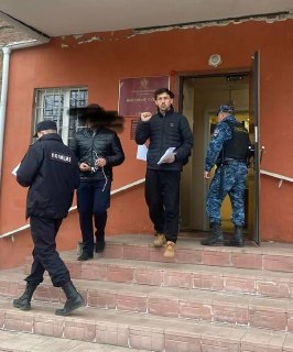 Главу иркутского «Яблока» увезли из спецприемника в неизвестном направленииСегодня вечером Григорий Грибенко должен был выйти на свободу после 12 суток административного ареста за «неповиновение полиции». Но силовики увезли лидера иркутского «Яблока» в неи