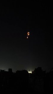 כטב"ט אויב נושך פצצות צנזורה על אוהלים של פלסטינים עקורים בשכונת שאג'יה, ממזרח לעיר עזה.