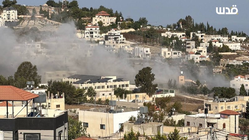 ענני עשן עלו לאחר שכוחות הכיבוש הפציצו את ביתו של השייח פארוק ההרוג בכפר טל.