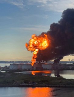 Еще кадры пожара в Петербурге после атаки на нефтяной терминал.Судя по кадрам очевидцев, дым видно в том числе из центра города.
