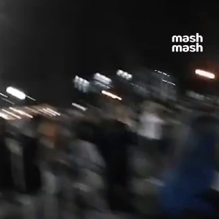 Тысячи людей эвакуированы с концерта ЛСП в Краснодаре из-за анонимного сообщения о минировании спорткомплекса "Олимп".Вместимость зала — 3000 человек, послушать артиста пришло больше тысячи фанатов. Они стоят на улице уже больше часа, территорию площадки о