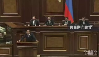 הם שוב נלחמים בארמניה. פאשיניאן גינה את האלימות, אך תמך בחברי המפלגה בפרלמנט הארמני, סגני "החוזה האזרחי" ו"…