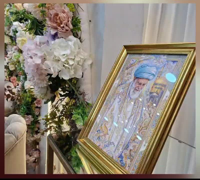 Qasem Soleimani | قاسم_سلیمانی#: 🇱🇧عَلیٰ بَرِکَةِ ا... وَ نور الوِلٰایَة 🇮🇷یادی کنیم از مراسم عقد💍💐 زوج لبنانی🇱🇧 که تصویر زیبای از شهید امام خامنهای گذا
