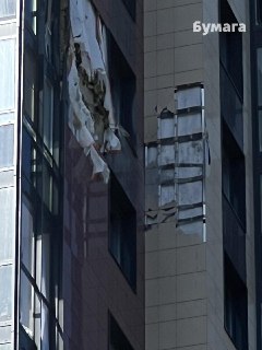 В Петербурге поврежден многоквартирный дом в Красносельском районе, расположенный в нескольких километрах от горящего нефтяного терминала, сообщает «Бумага».Дым, вызванный последствиями атак, виден в том числе с места проведения Петербургского международно