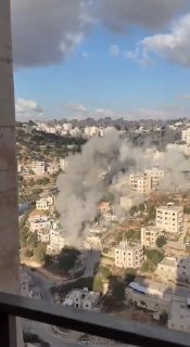 וידאו | הרגע שבו הפציץ הכיבוש את בתיהם של מבצעי הפיגוע בחברון באזור עין דיר בהא בעיר.