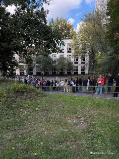 Москвичам не дают проголосовать бумажными бюллетенями из-за «массового сбоя»Как сообщают подписчики «Новой-Европа» и других СМИ, сразу на нескольких участках в Москве образовались большие очереди. В избирательных комиссиях заявляют, что произошел некий «ма