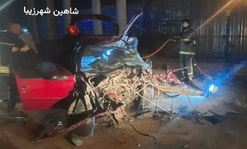 شاهین شهرزیبا👉: ⚫️ انحراف پژو ۲۰۶ و برخورد با تیر چراغ برق #جان_راننده_را_گرفت🚒 ساعت 21 روز چهارشنبه ۴ شهریور ماه وقوع یک حادثه رانندگی 
