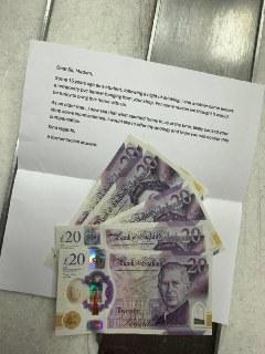 Владелец магазина в Великобритании получил анонимное письмо с извинениями за кражу вывески, произошедшую 15 лет назад, сообщает «Би-би-си». К письму также были приложены 100 фунтов стерлингов (примерно 130 долларов).Вывеска была украдена из магазина Exotic