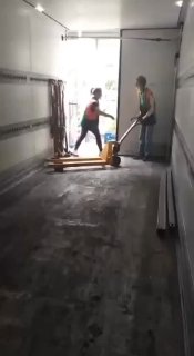 בקרסנודר, בחור הלך לעבוד במחסן וביום הראשון הפסיד בקרב עז עם עגלת משטחים (שנקראת רוחליה). חשבתי שהוא לא יפס…