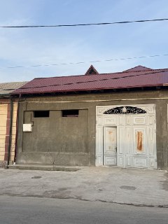 Сергили Қумариқ кўчада. Масжид олдида
