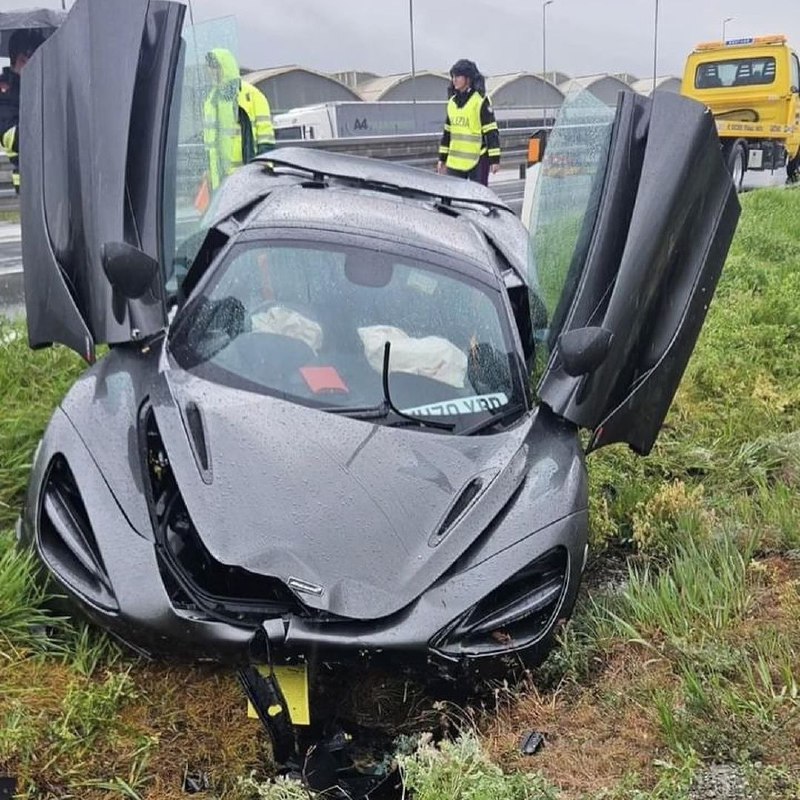 McLaren 720S ушел в занос в Аосте, Италия, из-за сильного дождя 1